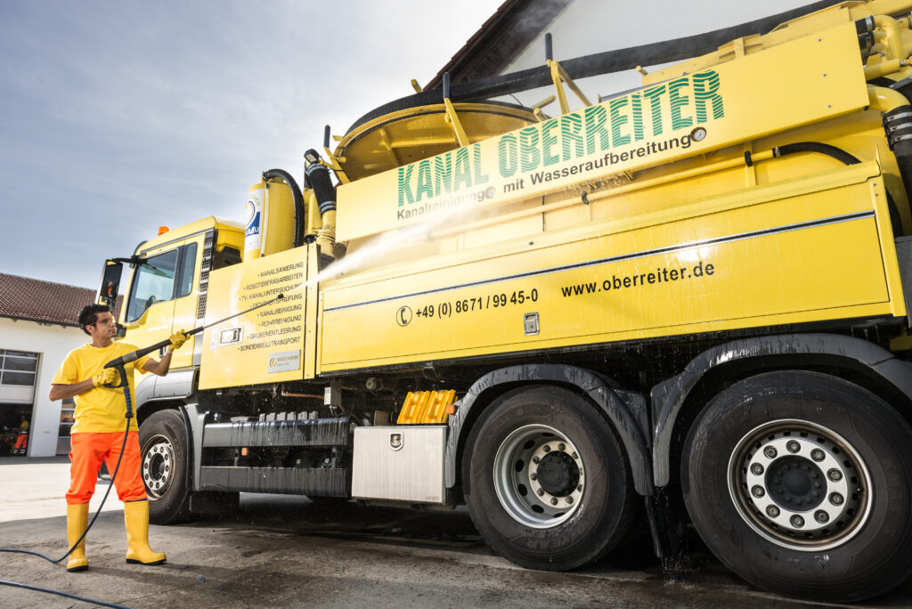 Saugspülfahrzeug mit Wasserrückgewinnung